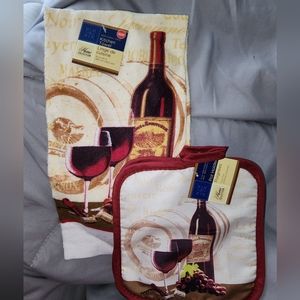 New Kitchen towel/2pack potholders. Great set to ad to your decor in your home